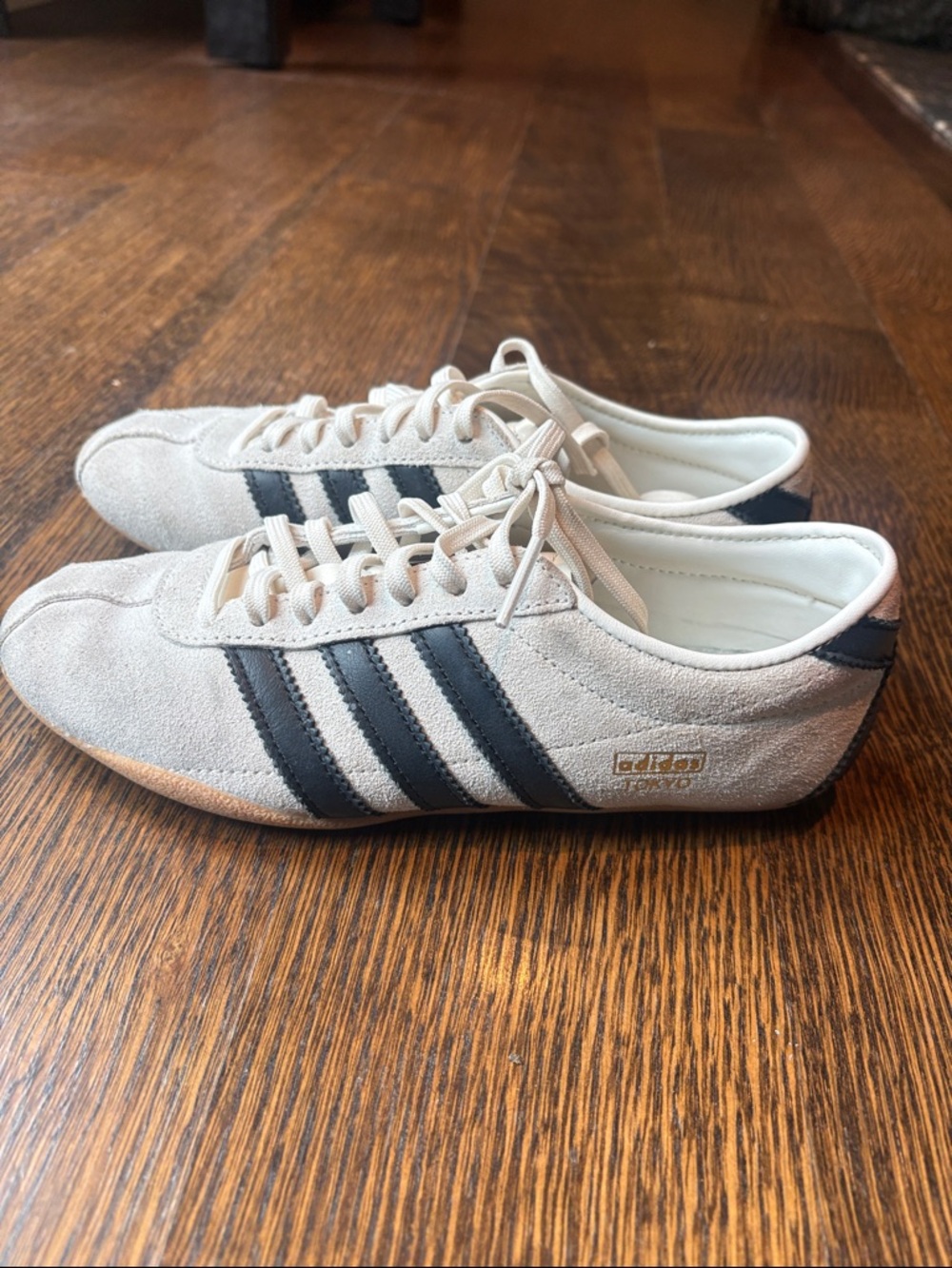 Adidas Tokyo sneakers
Women’s size 6